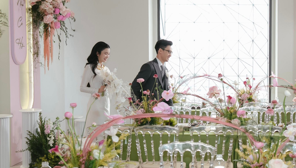 Cô dâu chú rể nâng ly trong tiệc cưới