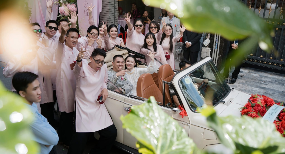 Cô dâu chú rể và người thân bên xe cưới