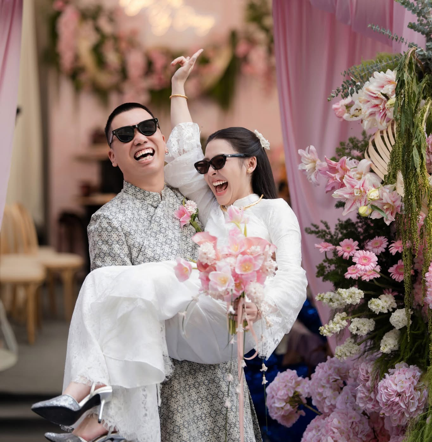 Cô dâu chú rể trong áo dài bên hoa hồng