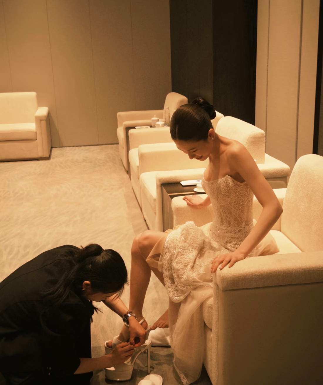 Đội ngũ hỗ trợ cô dâu trong phòng chuẩn bị
