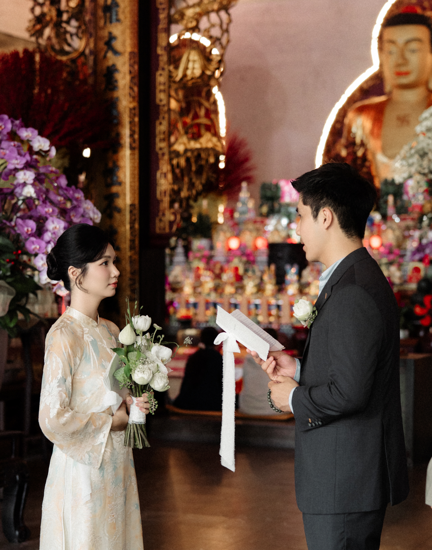 Cô dâu chú rể trong nghi lễ tại chùa