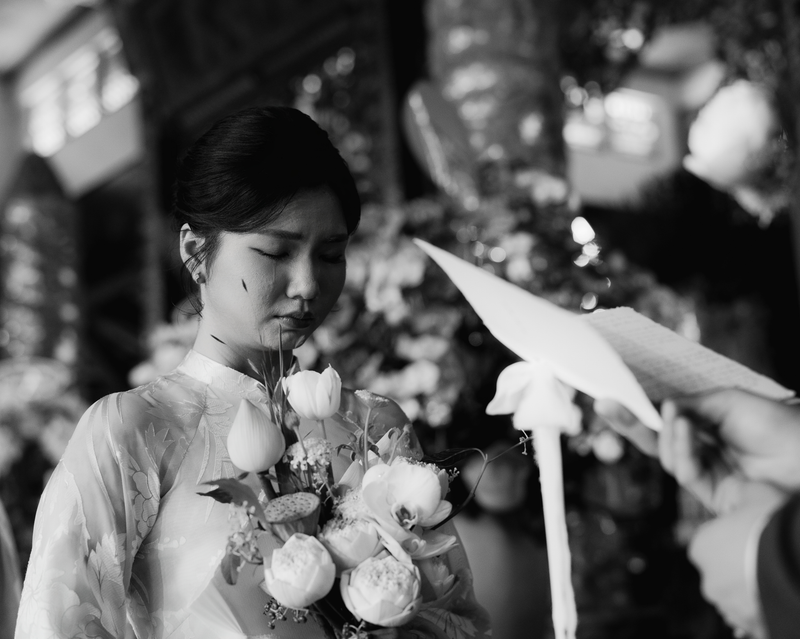Ảnh đen trắng cô dâu chú rể cầm bó hoa