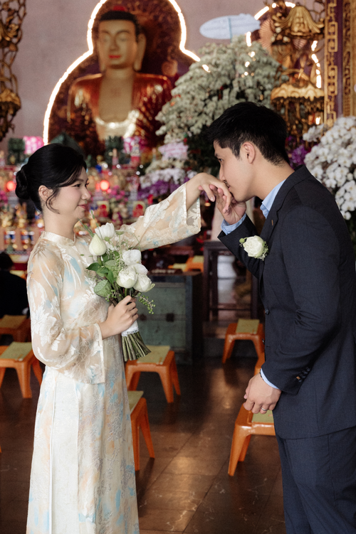 Chú rể hôn tay cô dâu trong nghi lễ