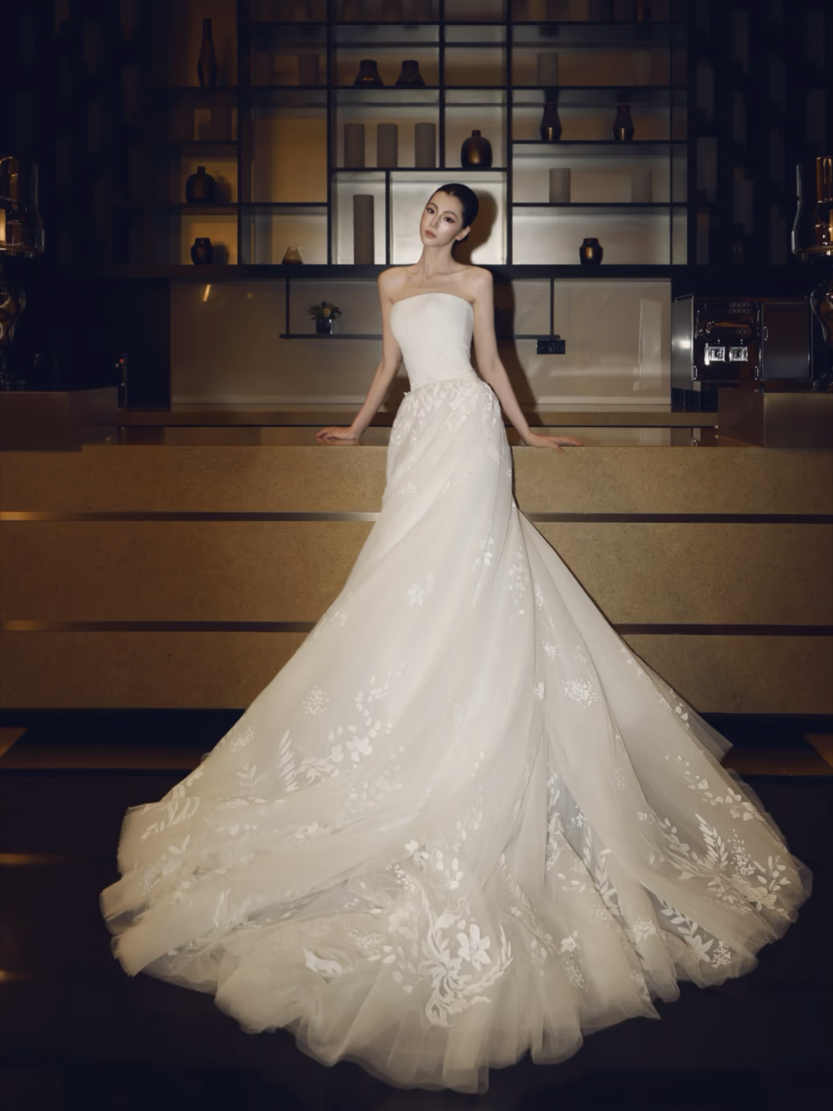 Toàn cảnh đuôi váy đính hoa khi cô dâu đứng bên quầy