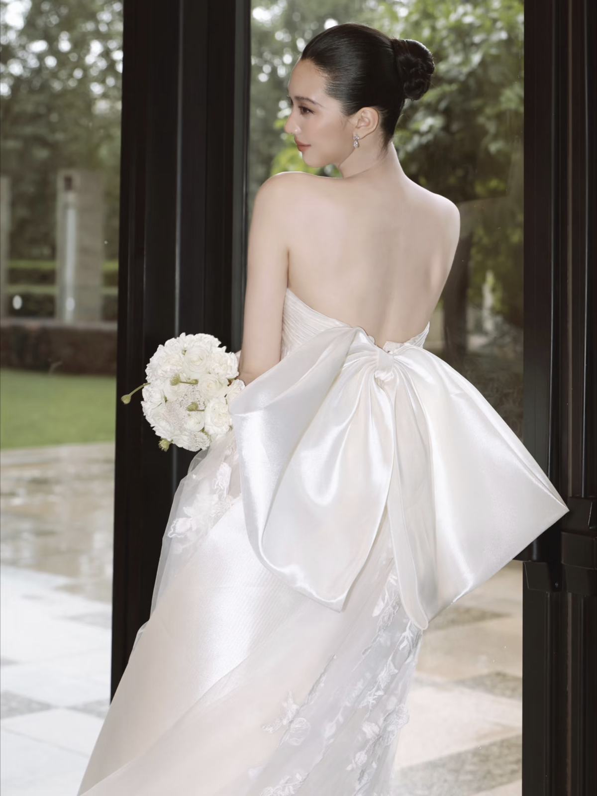 Góc lưng váy ren với nơ satin lớn