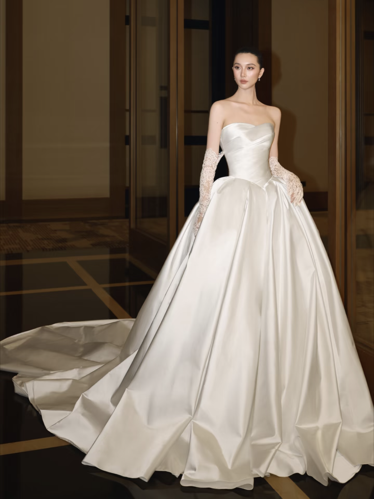 Cô dâu trong váy satin xòe với găng tay dài