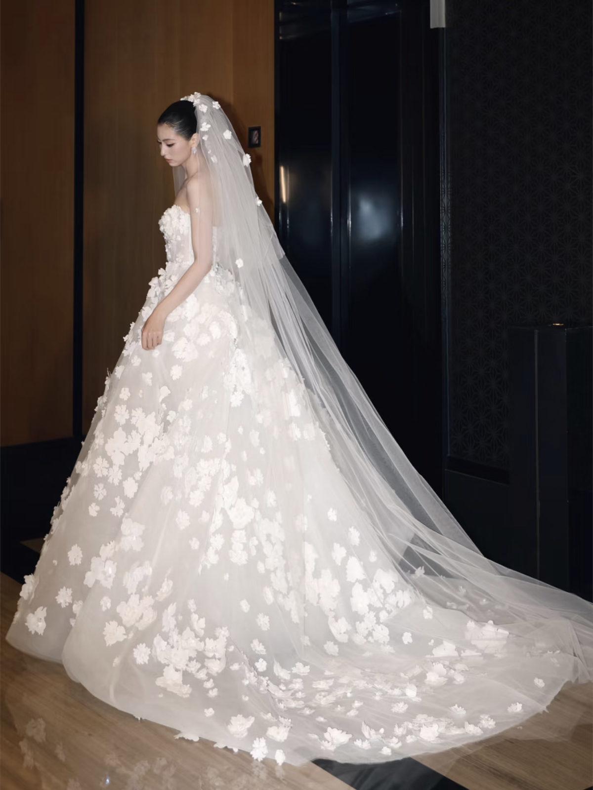 Góc lưng váy hoa nổi với khăn voan dài