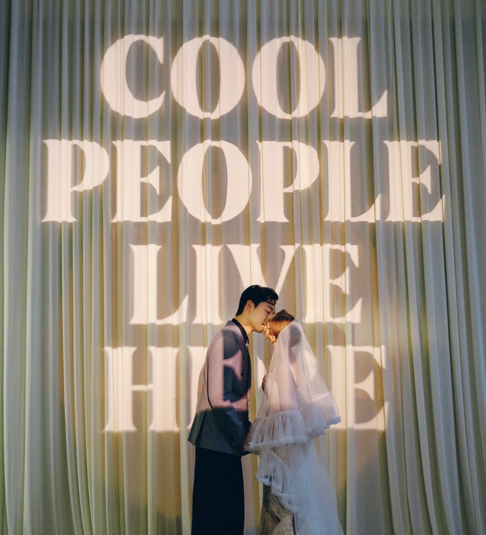 Cô dâu chú rể chạm trán dưới dòng chữ Cool People Live Here