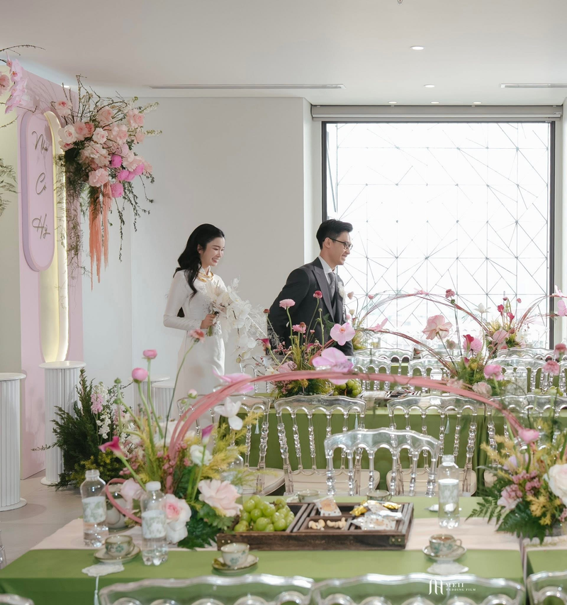 Cặp đôi trong không gian lễ cưới trong nhà