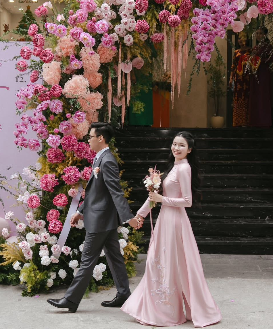 Cặp đôi bước trước lối vào trang trí hoa hồng