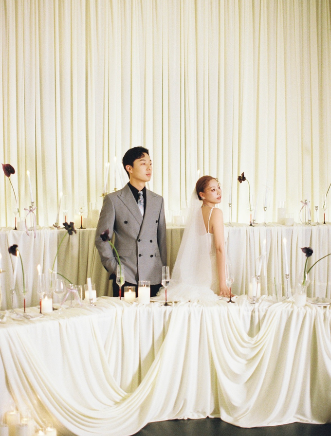 Cặp đôi bên bàn tiệc và nến trắng