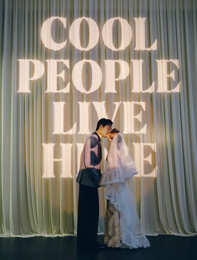Cặp đôi dưới dòng chữ COOL PEOPLE LIVE