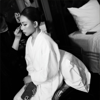 Cô dâu đang trang điểm