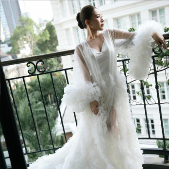 Cô dâu đứng bên ban công