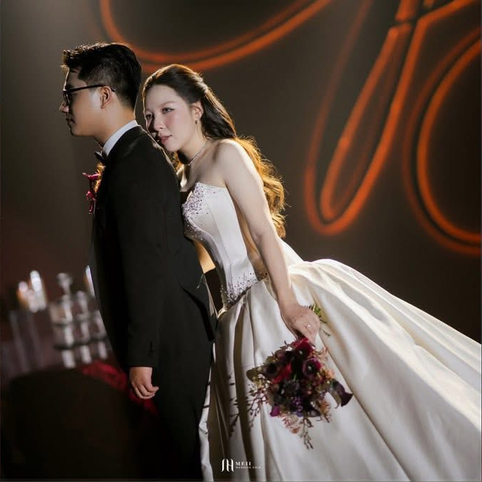 Cô dâu tựa vào vai chú rể
