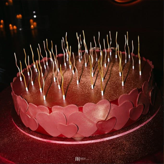 Bánh cưới hình trái tim với nhiều nến